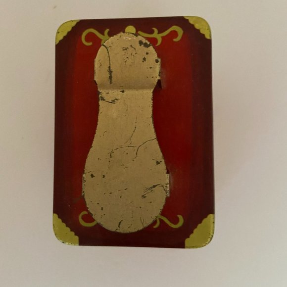 Vintage Small Shoe Shine Tin with Brush, Cloth, Shoe Horn, & Polish - Picture 3 of 5